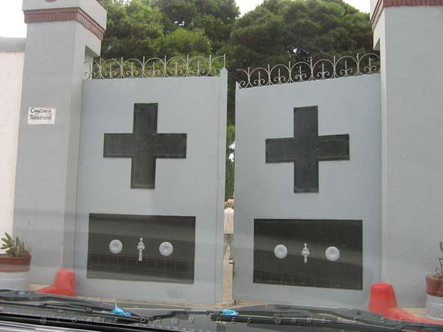 VOYAGE ORAN SEPTEMBRE 2006 203 14 sept. 06 - matin -  ENTREE DU CIMETIERE.JPG